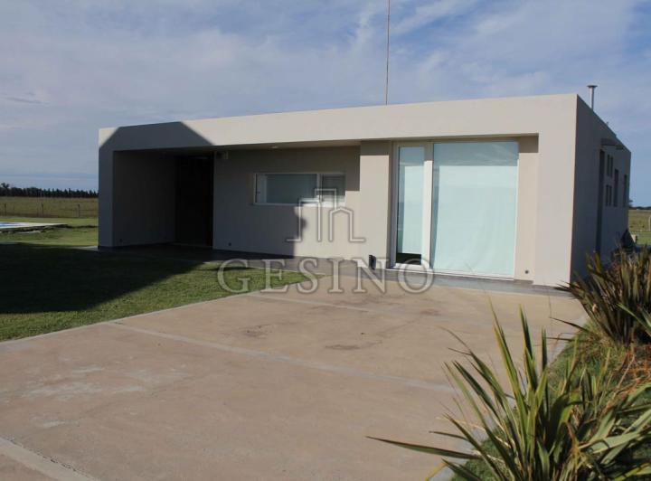 Casa · 180m² · 3 Dormitorios · 2 Cocheras