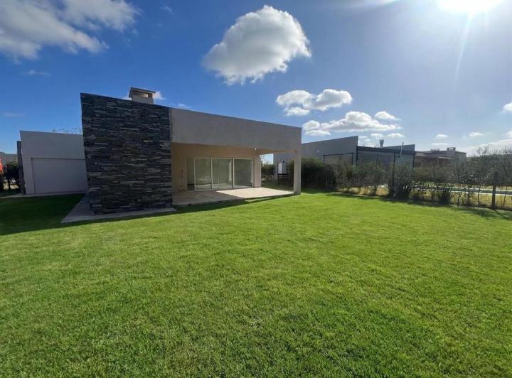 Casa · 115m² · 4 Ambientes · 2 Cocheras