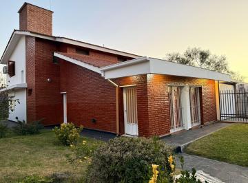 Casa · 281m² · 5 Dormitorios · 2 Cocheras · Casa 4 Dorm. C/piscina y Quincho - Neuquén 50 - B° Malvinas