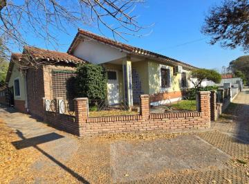 Casa de 5 ambientes, Saavedra · Casa de 5 Ambientes con Gran Jardin y Cochera Barrio Saavedra.