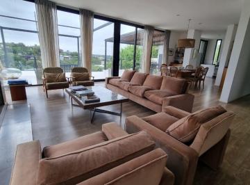 Casa · 360m² · 5 Ambientes · 2 Cocheras · Casa en Barrio Estancia Q2