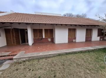 Casa · 230m² · 5 Ambientes · 1 Cochera · Alquiler Casa 4 Dorm. Barrio Confluencia