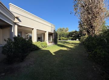 Casa · 390m² · 5 Ambientes · 4 Cocheras · Casa Una Planta Grand Bourg en Esquina