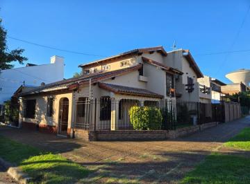 Casa · 206m² · 5 Ambientes · 1 Cochera · Casa en Venta en San Isidro con Jardin y Pileta