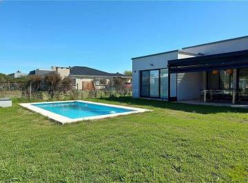 Casa · 125m² · 4 Ambientes · 2 Cocheras · Casa Chalet en Venta en San Ramón, Pilar del Este, Pilar