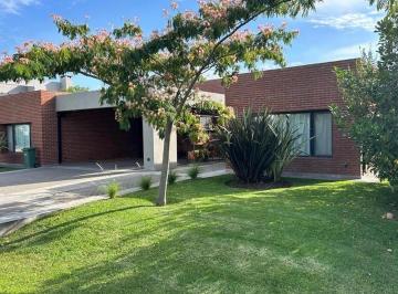 Casa · 210ha · 4 Ambientes · Venta Excelente Casa en Una Planta B° C° en Pilar