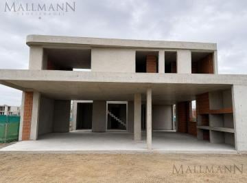 Casa · 290m² · 7 Ambientes · 2 Cocheras · Venta Casa 4 Dorms en Suite en Los Cardos