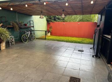 Departamento · 60m² · 2 Ambientes · 1 Cochera · Venta Único 2 Amb Tipo Casa con Patio, Jardín Privado Cochera, Baulera y Parrilla en Chacarita.132