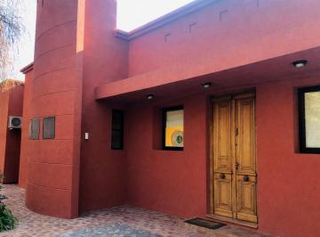 Casa · 143m² · 5 Ambientes · 4 Cocheras · Casa en El Carmencito