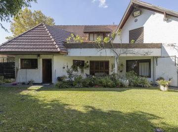 Casa · 483m² · 5 Ambientes · 2 Cocheras · Venta Chalet de Estilo en Adrogué | 4 Dorm., Quincho y Parque | Zona Plaza Bynnon