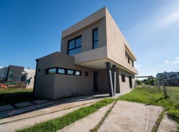 Casa · 165m² · 5 Ambientes · 2 Cocheras · Casa Alquiler Gorina 3/4 Dorm. Parque Pileta