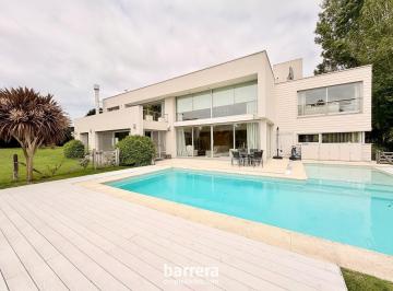 Casa · 1062m² · 5 Ambientes · 4 Cocheras · Moderna Residencia Sobre un Lote de 1.062 m² - Rumenco