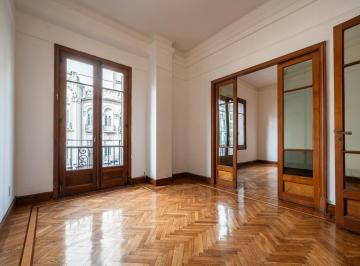 Living: Gran potencial. · Señorial Semipiso de Estilo Francés con Balcón a La Calle. Muy Luminoso.