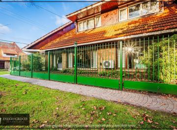 Casa · 351m² · 4 Ambientes · 1 Cochera · Chalet en Esquina Los Troncos!