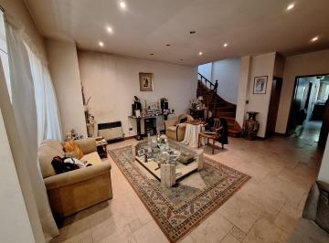 Casa · 200m² · 6 Ambientes · 2 Cocheras · Casa 5 Amb. con Jardín y Cochera.