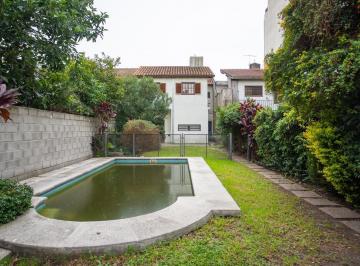 Casa · 237m² · 5 Ambientes · 1 Cochera · Venta Casa 5 Ambientes con Gran Lote en Haedo Norte.