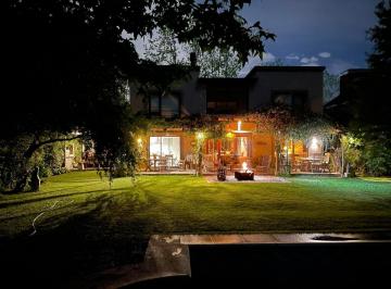 Casa · 200m² · 7 Ambientes · 3 Cocheras · Impecable y Cómoda Casa en Venta en El Barrio Santa Silvina, Pilar.