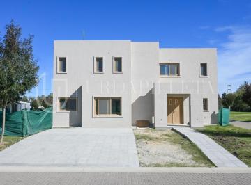 Casa · 266m² · 8 Ambientes · Casa en Venta en Los Cardos