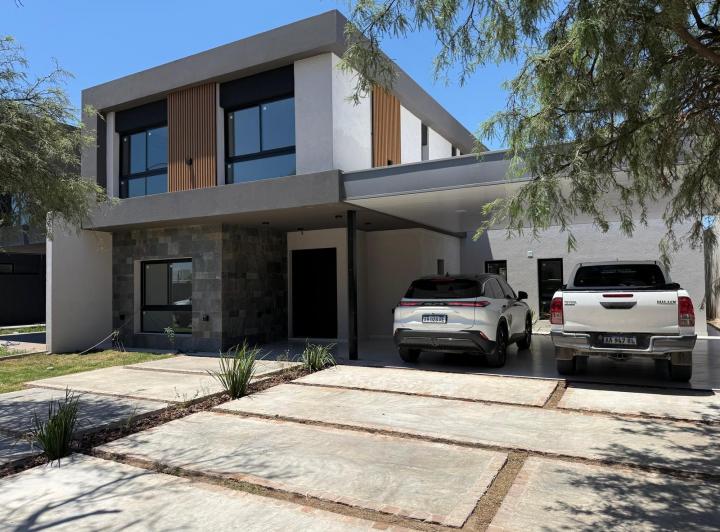 Casa · 337m² · 7 Ambientes · 2 Cocheras