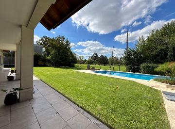 Casa · 450m² · 7 Ambientes · Venta de Excelente Casa - 7 Ambientes - Dos Lotes Al Golf - Miraflores Country Club.