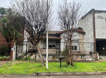 Casa · 153m² · 3 Ambientes · 1 Cochera · Chalet a Reciclar en Excelente Ubicacion