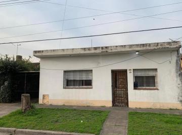 Casa · 300m² · 3 Ambientes · Alquiler Casa 3 Ambientes Jose C. Paz con Entrada de Auto