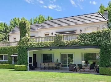 Casa · 300m² · 4 Ambientes · 5 Cocheras · Casa de Estilo Frances en Alquiler Anual Ayres de Pilar
