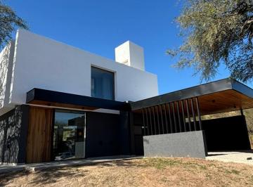 Casa · 200m² · 3 Ambientes · 2 Cocheras · ¡Venta! Espectacular Casa en Maitenes de La Deseada - 3 Dorm. ¡Con Escritura!