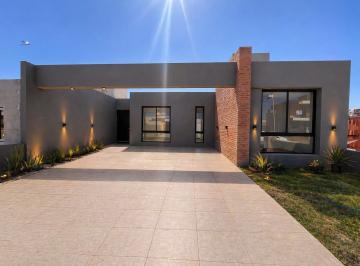 Casa · 260m² · 2 Ambientes · 2 Cocheras · ¡Venta! Exclusiva Casa en Rincones de Manantiales - Todo en Una Sola Planta!