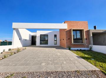 Casa · 260m² · 2 Ambientes · 2 Cocheras · ¡Venta! Exclusiva Casa en Rincones de Manantiales - Todo en Una Sola Planta!