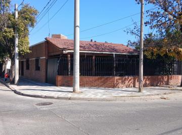 Casa de 3 ambientes, Córdoba · Casa Esquina de 3 Dorm. con Cochera y Patio en Barrio Las Margaritas