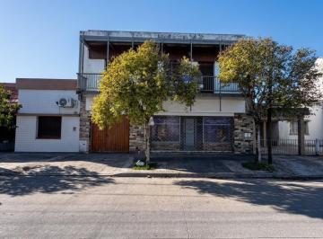 Casa · 302m² · 5 Ambientes · 2 Cocheras · Casa de 4 Dorm. en Venta en Berisso
