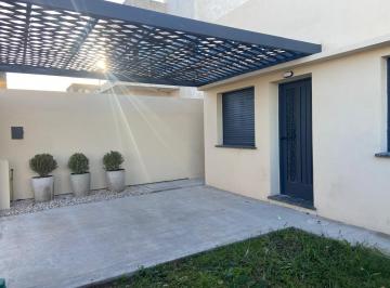 Casa · 300m² · 3 Ambientes · 1 Cochera · Casa en Venta en Villa Elvira