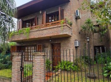 Casa · 194m² · 4 Ambientes · 1 Cochera · Casa en Venta con Piscina, Quincho y Gran Parque