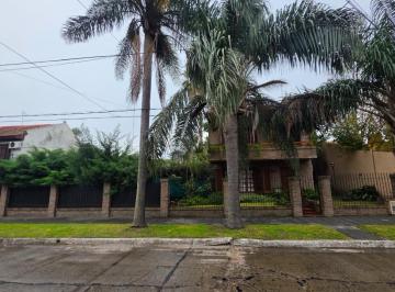 Casa · 194m² · 4 Ambientes · 1 Cochera · Casa en Venta con Piscina, Quincho y Gran Parque