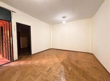 Departamento · 56m² · 2 Ambientes · Departamento de 1 Dormitorio con Patio en Venta en Entre Rios y Balcarse (Alquilado con Renta) Oport