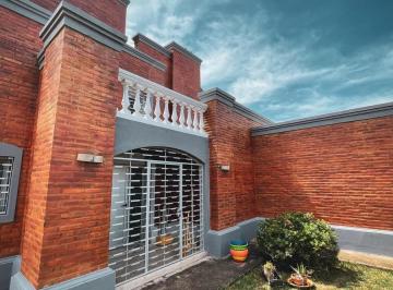 Casa · 300m² · 5 Ambientes · 1 Cochera · Venta Gran Casa con Pileta y Vista Al Lago en Potrero de Garay