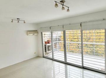 Departamento de 3 ambientes, Villa del Parque · Excelente Departamento de 3 Ambientes Al Frente con Balcón y Cochera en Centro de Villa del Parque.