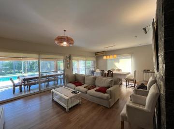 Casa · 188m² · 5 Ambientes · 2 Cocheras · Barrio El Lucero, Casa en Venta, Lote Central