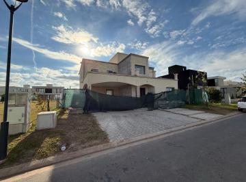 Casa · 274m² · 6 Ambientes · 2 Cocheras · Casa a La Venta en Barrio Cerrado Vida I