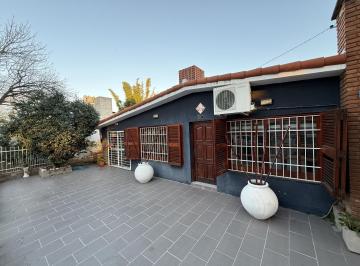 Casa · 171m² · 5 Ambientes · 2 Cocheras · Casa Reciclada 3 Dorm. con Pileta Venta - Parque Field