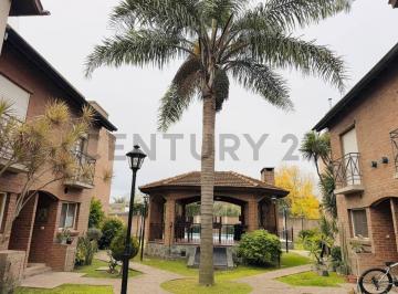 Casa · 95m² · 4 Ambientes · 1 Cochera · Venta de Triplex Desocupado - Apto Credito. en Complejo Cerrado con Pileta y Sum