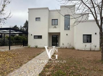 Casa · 180m² · 5 Ambientes · 2 Cocheras · Casa a Estrenar!