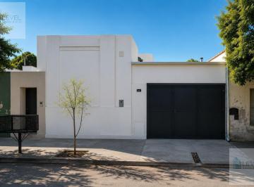 Casa · 144m² · 5 Ambientes · 1 Cochera · Propiedad Comercial Ideal Depósito o Producción General Bustos