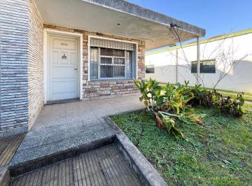 Casa · 183m² · 8 Ambientes · 3 Cocheras · Venta - Casa Al Frente, Tres Dorm., Cochera y Patio en Belgrano Rosario.