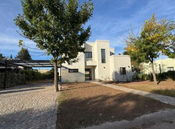 Casa · 180m² · 5 Ambientes · 1 Cochera · Casa en Venta 4 Ambientes en El Barrio San Matias Escobar