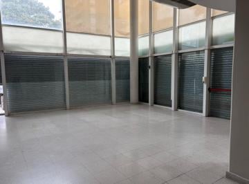 Local comercial · 130m² · 2 Cocheras · Exc Local en Esquina con Gran Vidriera y Doble Altura Imp