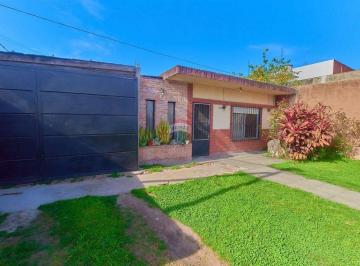 Casa · 90m² · 4 Ambientes · 1 Cochera · Casa en Venta Quilmes Oeste 3 Dorm. Parque