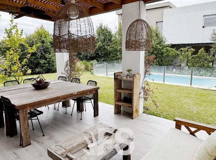 Casa · 223m² · 4 Ambientes · 2 Cocheras