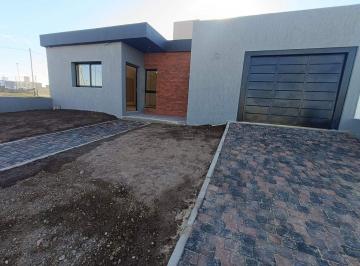 Casa · 136m² · 4 Ambientes · 2 Cocheras · Venta Casa Rincones Manantiales 2 D